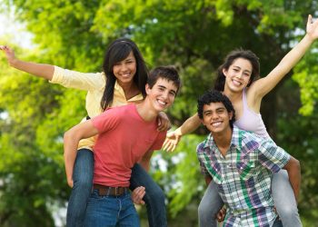 Especialistas resaltan las tres etapas clave que definen la adolescencia
