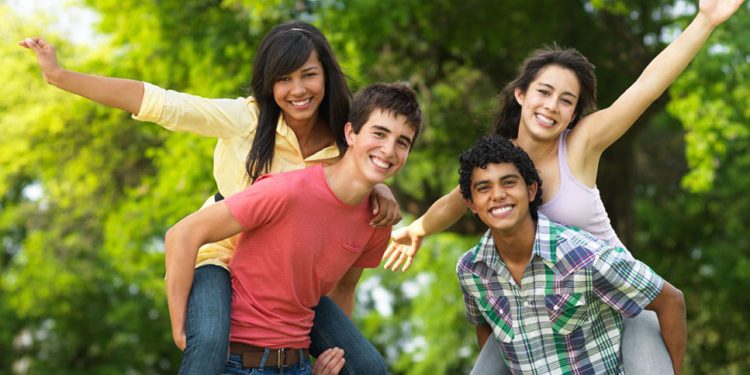 Especialistas resaltan las tres etapas clave que definen la adolescencia