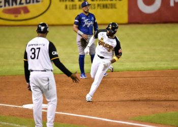 Águilas extienden su vuelo y hunden más al Licey con dominio total desde el montículo