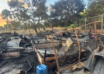 Incendio deja familias sin hogar en San Francisco de Jacagua; una vivienda quedó reducida a cenizas