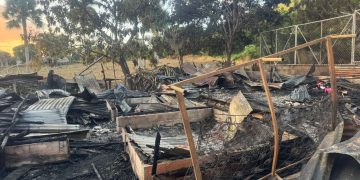 Incendio deja familias sin hogar en San Francisco de Jacagua; una vivienda quedó reducida a cenizas