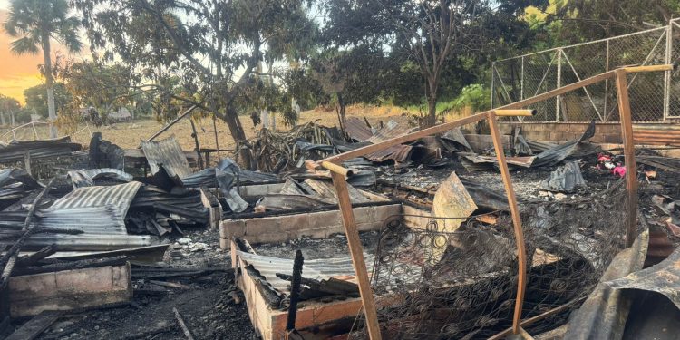 Incendio deja familias sin hogar en San Francisco de Jacagua; una vivienda quedó reducida a cenizas