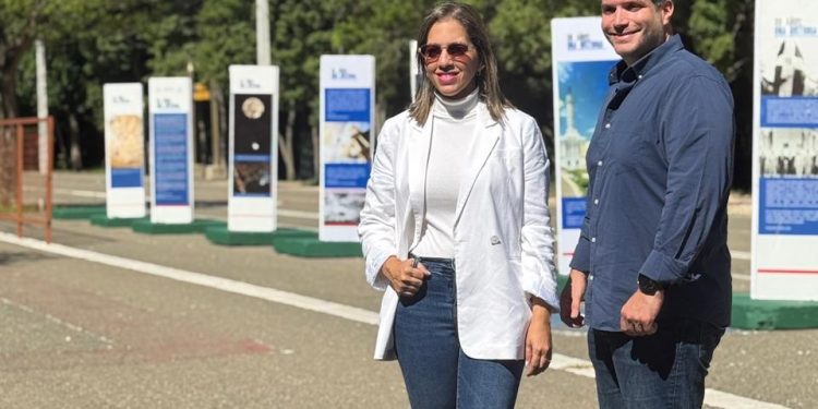 Exposición sobre los 80 años del Monumento a los Héroes llega al Parque Central Santiago