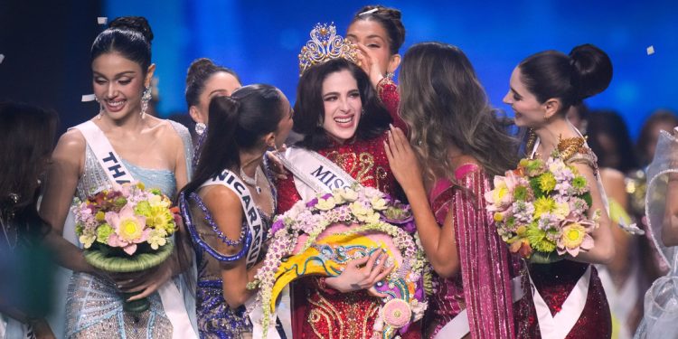 México celebra a lo grande: Fátima Bosch conquista la corona de Miss Universo 2025