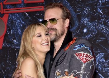 Millie Bobby Brown acusa a David Harbour de acoso laboral en vísperas del final de “Stranger Things”