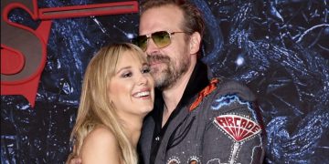 Millie Bobby Brown acusa a David Harbour de acoso laboral en vísperas del final de “Stranger Things”