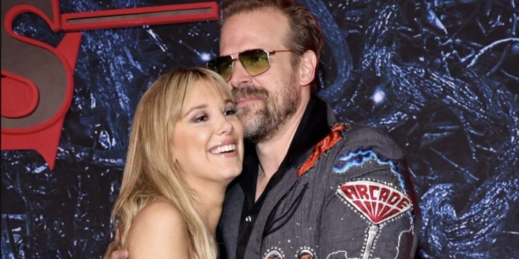 Millie Bobby Brown acusa a David Harbour de acoso laboral en vísperas del final de “Stranger Things”