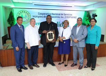 Obispo Castro Marte resalta becas de COOPNAMA como pilar del desarrollo educativo nacional