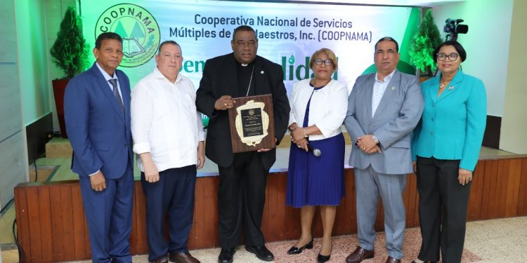Obispo Castro Marte resalta becas de COOPNAMA como pilar del desarrollo educativo nacional