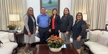 Raquel Peña anuncia proyectos para Jacagua tras reunión con comunitarios