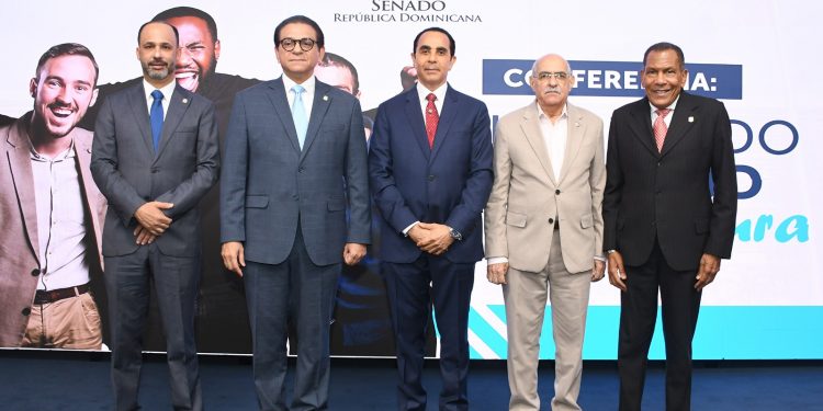 Senado promueve salud masculina con conferencia del urólogo Pablo Mateo