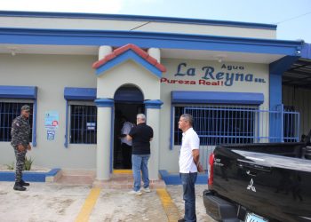 Salud Pública cierra embotelladoras ilegales en Santiago para evitar riesgos sanitarios
