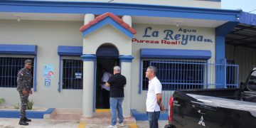 Salud Pública cierra embotelladoras ilegales en Santiago para evitar riesgos sanitarios