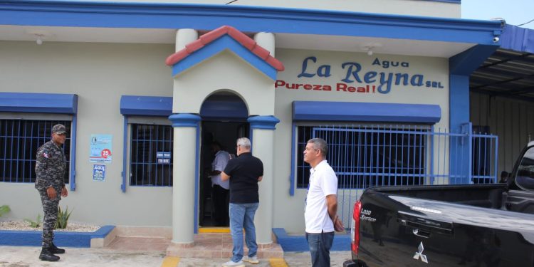 Salud Pública cierra embotelladoras ilegales en Santiago para evitar riesgos sanitarios