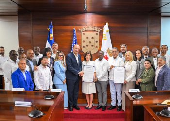 Santiago entrega la llave de la ciudad a Kathy Hochul y declara “Hijo Distinguido” al congresista Adriano Espaillat