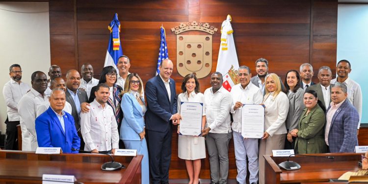 Santiago entrega la llave de la ciudad a Kathy Hochul y declara “Hijo Distinguido” al congresista Adriano Espaillat
