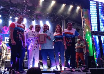 Héctor Acosta “El Torito” recibe homenaje nacional en el Súper Ultra Mega Merengazo 2025