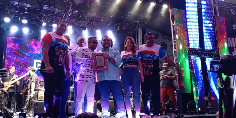 Héctor Acosta “El Torito” recibe homenaje nacional en el Súper Ultra Mega Merengazo 2025
