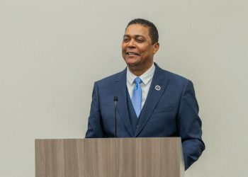 Víctor D’Aza retira su precandidatura presidencial y reafirma su respaldo al Gobierno del PRM