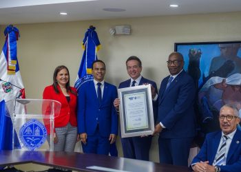 UASD reconoce al ministro Ito Bisonó por impulsar proyectos de innovación y formación práctica