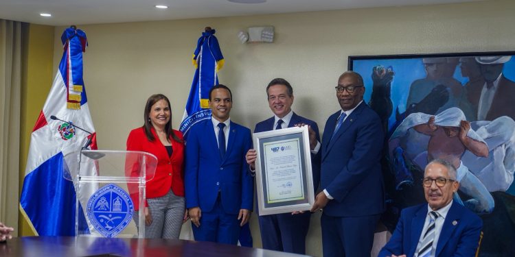 UASD reconoce al ministro Ito Bisonó por impulsar proyectos de innovación y formación práctica