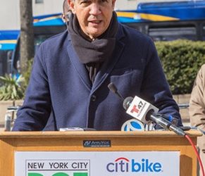 Comisionado del DOT exhorta conductores NYC precaución al oscurecer más temprano