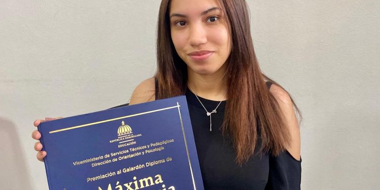 Estudiante de Navarrete alcanza el mayor reconocimiento académico del país