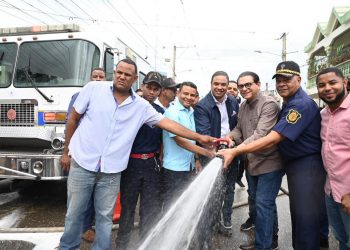 Senador Daniel Rivera logra nuevo camión de bomberos para Santiago Oeste
