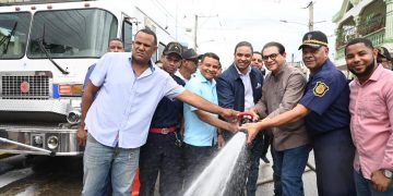 Senador Daniel Rivera logra nuevo camión de bomberos para Santiago Oeste