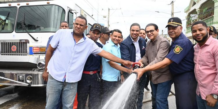 Senador Daniel Rivera logra nuevo camión de bomberos para Santiago Oeste