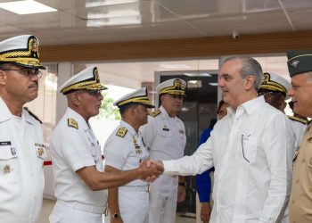 Abinader comparte almuerzo con la Armada y la Fuerza Aérea y ratifica apoyo a las Fuerzas Armadas