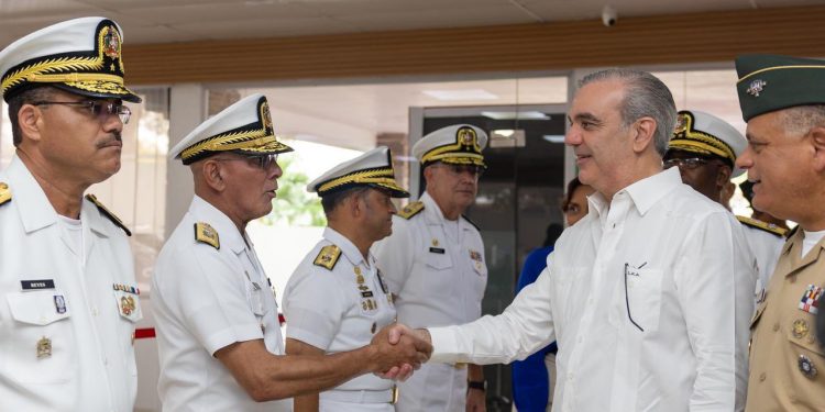 Abinader comparte almuerzo con la Armada y la Fuerza Aérea y ratifica apoyo a las Fuerzas Armadas