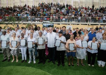 Abinader entrega 1,305 títulos en Pueblo Nuevo y afirma que “hoy se hace justicia social”