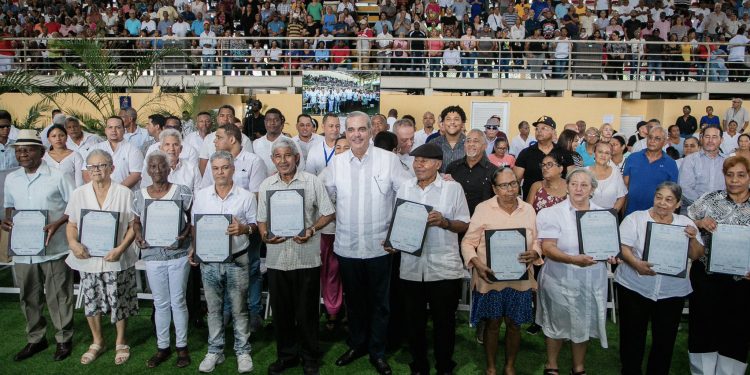 Abinader entrega 1,305 títulos en Pueblo Nuevo y afirma que “hoy se hace justicia social”