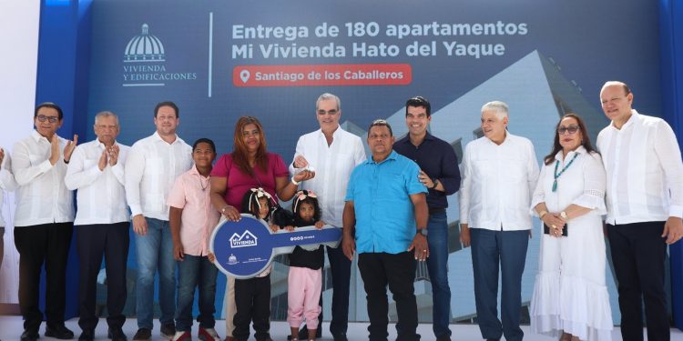 Abinader inaugura en Hato del Yaque de Santiago 180 viviendas que beneficiarán a cientos de familias y una escuela que favorecerá a 650 estudiantes