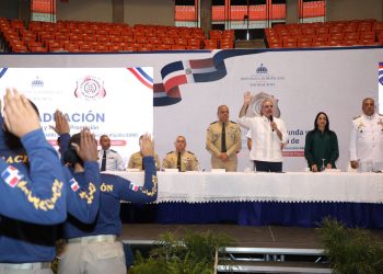 Abinader juramenta 865 nuevos agentes migratorios para reforzar el control fronterizo