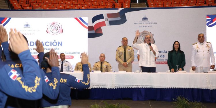 Abinader juramenta 865 nuevos agentes migratorios para reforzar el control fronterizo