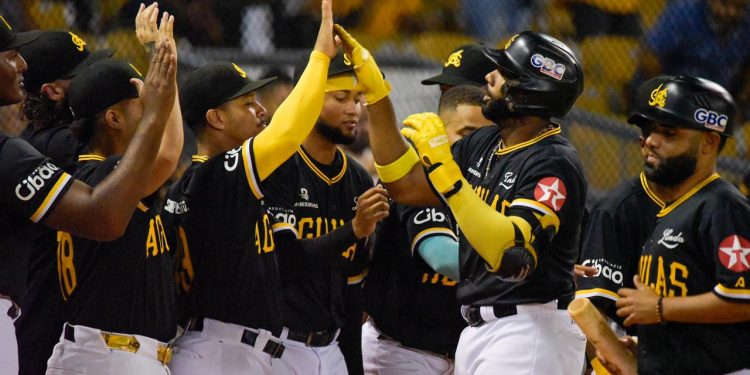 Águilas consolidan dominio en casa; Toros dejan en el terreno a Estrellas y Escogido fulmina al Licey