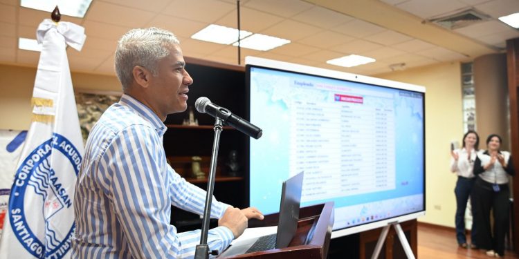 Coraasan entrega salario 13 a sus colaboradores y destaca logros en producción y saneamiento