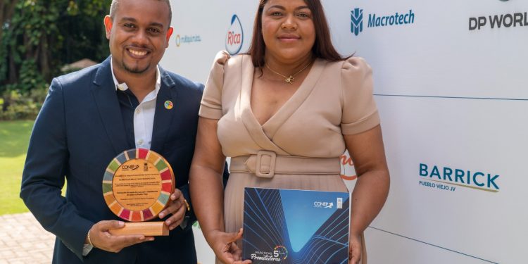Barrick Pueblo Viejo impulsa proyecto femenino que transforma la fibra de coco en herramienta de restauración ambiental