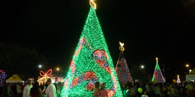Cementos Cibao ilumina la Navidad en Santiago con un emotivo encendido en el Monumento a los Héroes de la Restauración