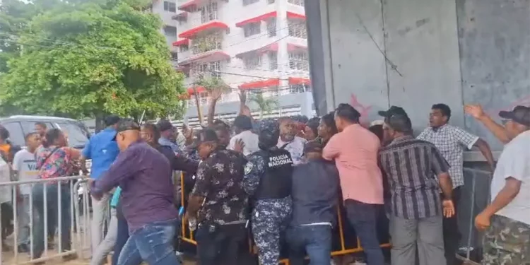Desordenes alteran entrega navideña organizada por Leonel Fernández