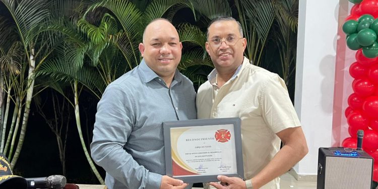 Bomberos de Buena Vista distinguen a Eury Castillo por respaldo a su labor institucional