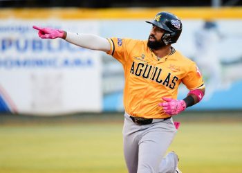 Águilas reaccionan con ofensiva demoledora y Escogido se queda solo en la cima del Round Robin