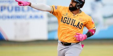 Águilas reaccionan con ofensiva demoledora y Escogido se queda solo en la cima del Round Robin