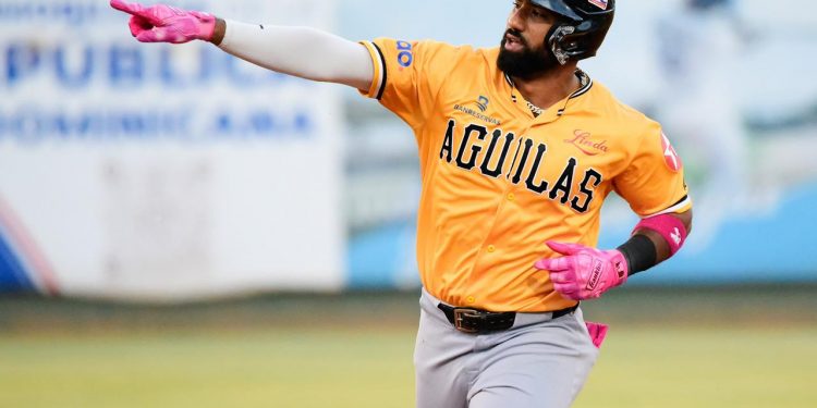 Águilas reaccionan con ofensiva demoledora y Escogido se queda solo en la cima del Round Robin