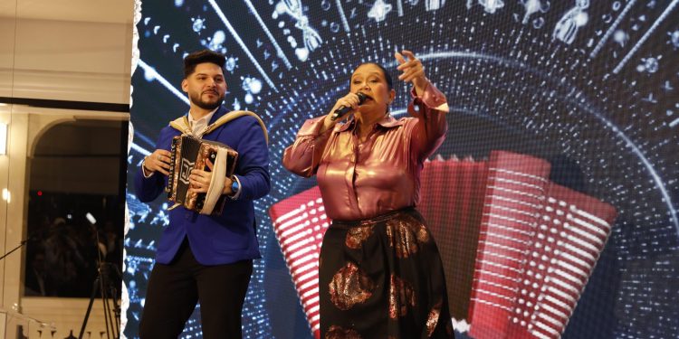 Jayson Guzmán brilla junto a Maridalia Hernández en histórica apertura del Centro Cultural Banreservas