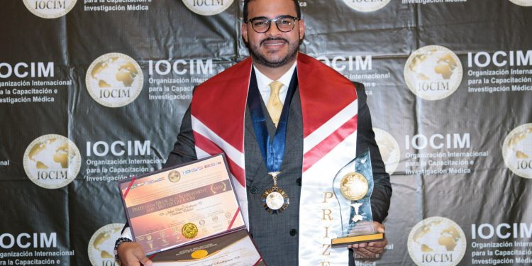 Doctor Julián Rodríguez recibe distinción internacional por su excelencia en medicina paliativa