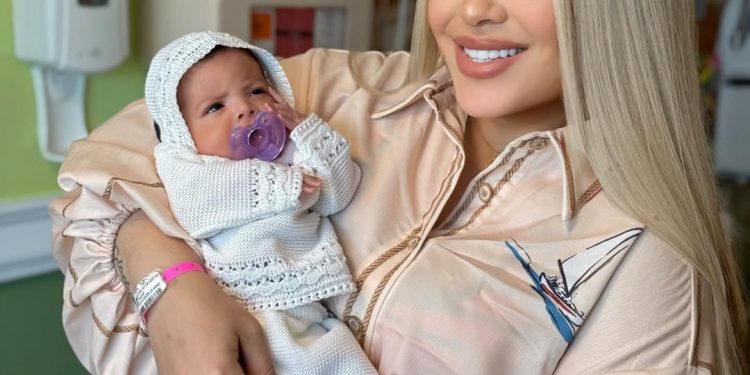Hija de Jenn Quezada recibe el alta médica y regresa a casa tras más de un mes hospitalizada