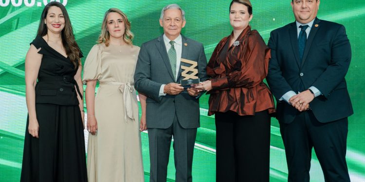 BANFONDESA recibe premio de la BVRD como líder en “Instrumento Sostenible” en los Premios 2025